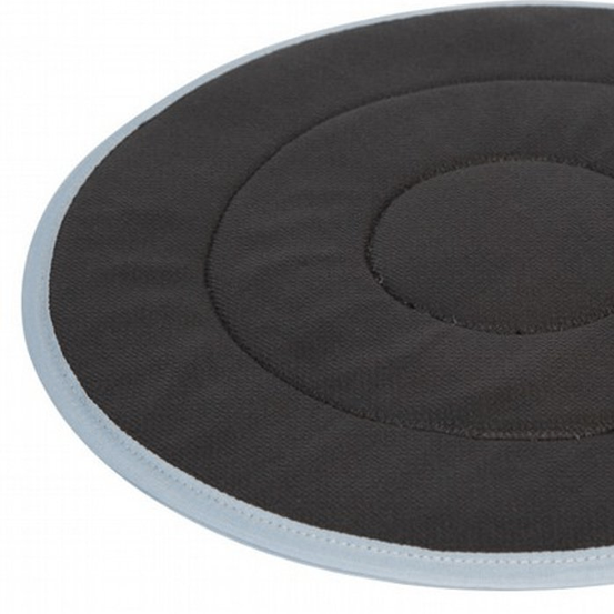 Ein schwarzer Kissen mit grauem Rand, leicht erhöht in der Mitte. Isoliert auf weißem Hintergrund.