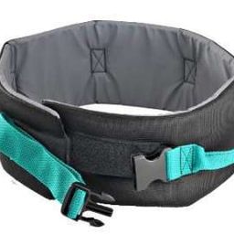 Ein schwarzer und türkisfarbener Gurt mit verstellbaren Riemen und Schnallen. Geeignet zum Heben und Übertragen von Personen. Verfügt über gepolsterte Unterstützung für Komfort.