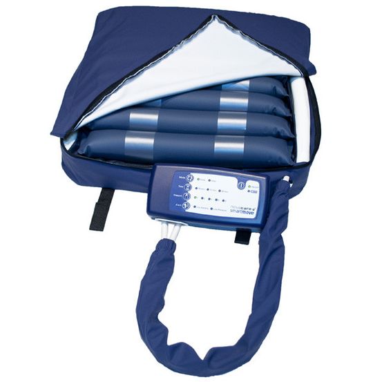 Ein blauer medizinischer Beutel mit einem aufblasbaren Kissen im Inneren. Der Beutel ist geöffnet und zeigt die Luftpumpe und das Bedienfeld.