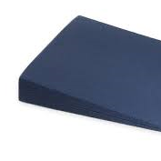 Ein blaues rechteckiges Kissen mit leicht gebogener Kante, vor weißem Hintergrund gezeigt.