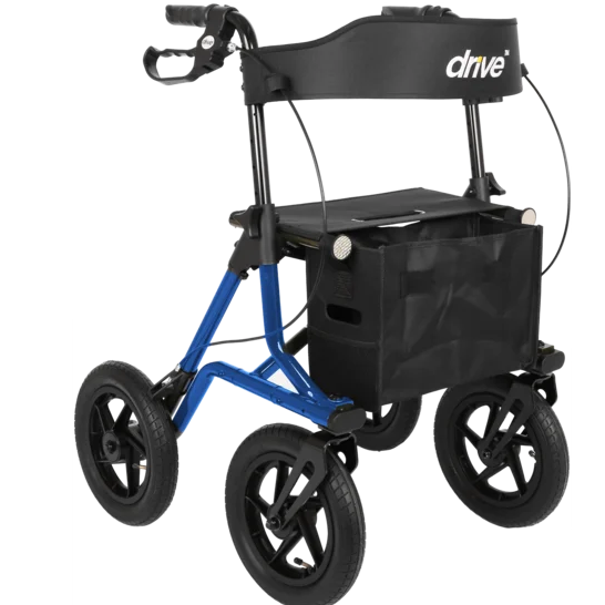 Das Bild zeigt einen blauen und schwarzen Rollator mit schwarzem Sitz, schwarzem Korb vorne und dem Wort 'drive' auf der Rückseite. Er hat vier Räder und einen Handgriff.