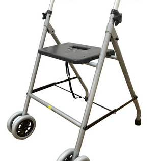 Ein Gehhilfe mit Sitz und vier Rädern, auf weißem Hintergrund.