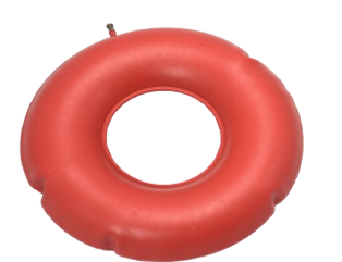 Ein roter aufblasbarer Ring mit einem zentralen Loch, von oben auf weißem Hintergrund betrachtet.