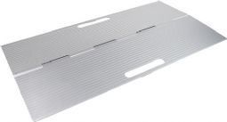 Ein metallisches Tablett mit zwei Griffen, von oben betrachtet, hat eine gerillte Oberfläche. Es ist zur Hälfte gefaltet.