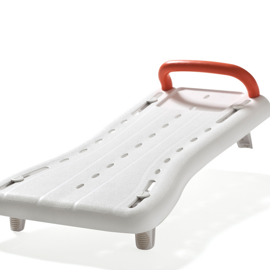 Eine weisse Duschbank mit verstellbarer Höhe und einem roten Griff zur Unterstützung.