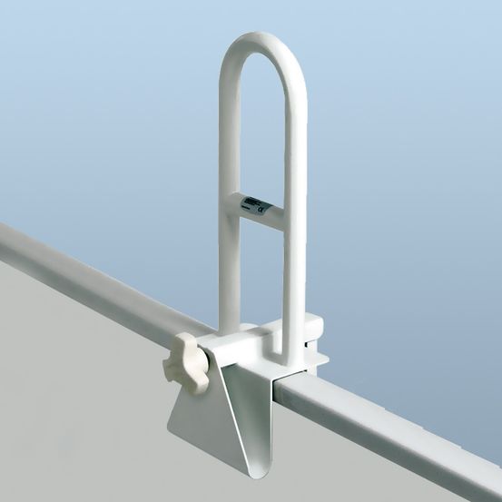 Ein weißer Plastikgriff an einem weißen Metallgeländer, montiert auf einem blauen Hintergrund.