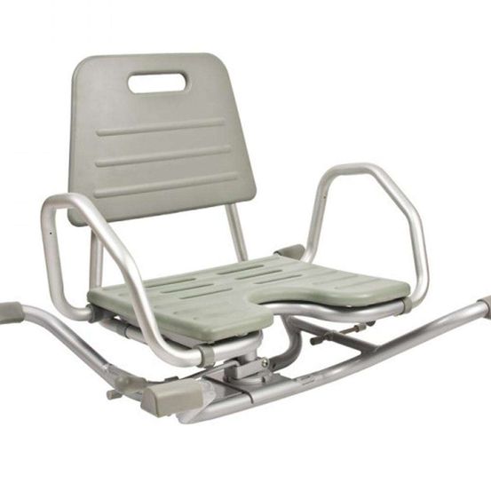 Ein grauer Duschstuhl mit Metallrahmen und Stützgriffen auf weißem Hintergrund.