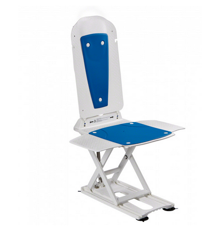 Ein weißer und blauer Duschstuhl mit verstellbarer Höhe und zusammenklappbarem Sitz. Er ist für einfachen Transfer und Komfort beim Baden konzipiert.
