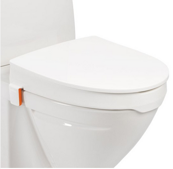Eine weiße Toilette mit weißem Sitz und orangefarbenem Griff auf der linken Seite. Die Toilettenschüssel ist geschlossen.