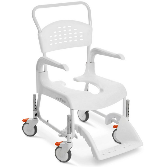 Ein weißer Etac Clean Duschstuhl mit vier Rädern und einer orangefarbenen Fußstütze, von der Seite auf weißem Hintergrund gezeigt.