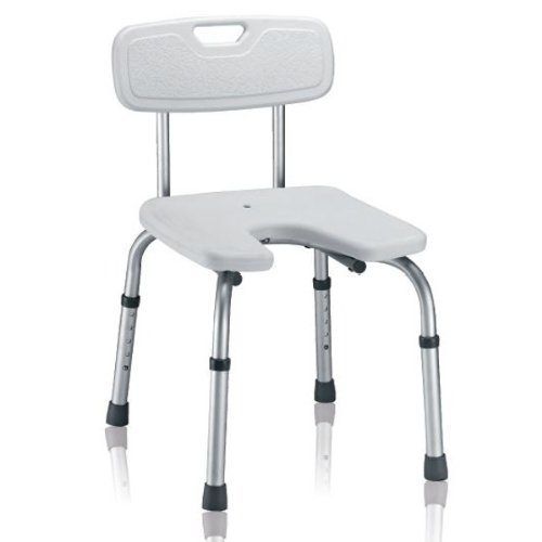 Ein weißer Plastikduschestuhl mit gebogenem Sitz und vier Metallbeinen. Der Stuhl hat einen Griff auf der Rückseite zum einfachen Greifen.
