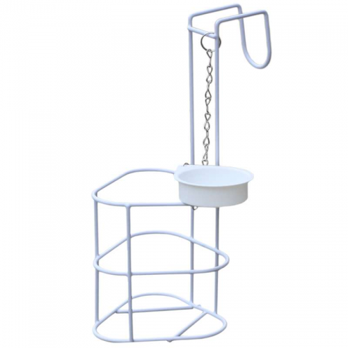 Ein weißer Metallständer mit einem an einer Kette befestigten Napf, zur Aufbewahrung von Gegenständen wie einem Korb oder einer Tasse.