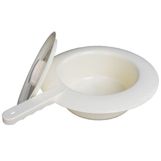 Eine weiße Plastikschüssel mit Griff und Deckel, auf einem weißen Hintergrund platziert. Die Schüssel ist leer.