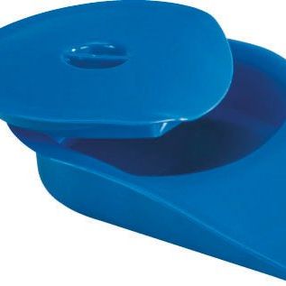 Ein blauer Plastik-Kommode mit Deckel und einem Loch in der Mitte, auf einem weißen Hintergrund platziert.