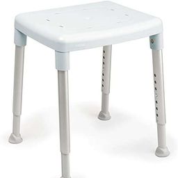 Ein weißer Plastikhocker mit vier verstellbaren Beinen und einem perforierten Sitz. Der Hocker ist für die Nutzung in der Dusche konzipiert und bietet eine sichere und bequeme Sitzmöglichkeit.