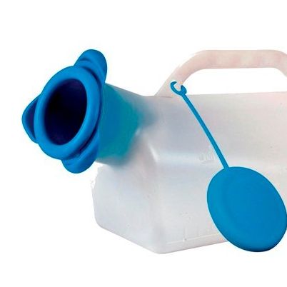 Ein weißer Plastikbehälter mit blauem Griff und Deckel, für Harnzwecke konzipiert.