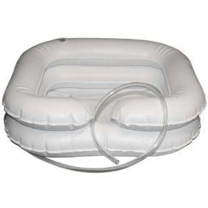 Das Bild zeigt einen weißen aufblasbaren Badewannensitz mit einem transparenten Schlauch, der für Komfort und Sicherheit in der Badewanne konzipiert ist.