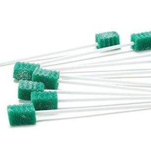Eine Sammlung von grün gefärbten Schwämmen, die an weiße Stäbe befestigt sind und in einer Reihe auf einem weißen Hintergrund angeordnet sind.