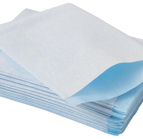 Stapel blaues Seidenpapier vor weißem Hintergrund. Die Tücher wirken glatt, weich und sind ordentlich gefaltet.