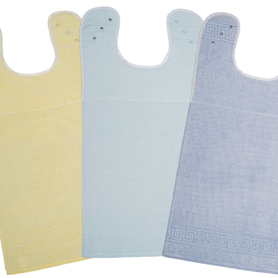 Drei Badetücher in Gelb, Hellblau und Dunkelblau. Jedes hat unten ein geometrisches Muster.