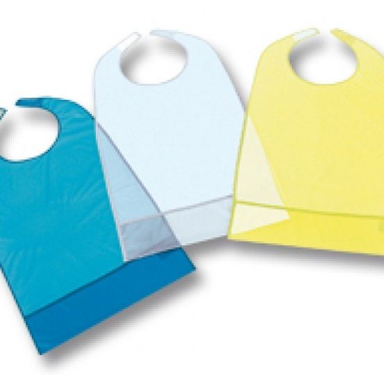 Drei Lätzchen in verschiedenen Farben werden auf einem weißen Hintergrund gezeigt. Die Lätzchen sind aus Plastik und haben ein einfaches Design.