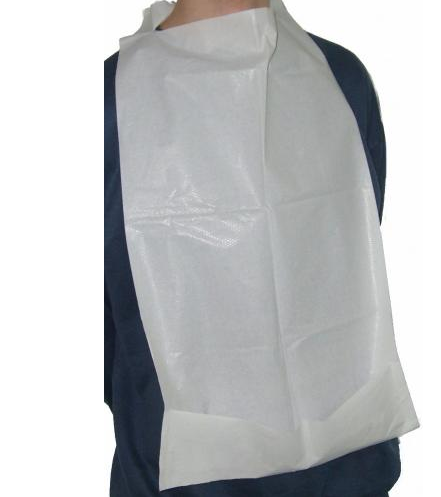 Eine Person mit einem blauen Hemd und einer weißen Plastikschürze um den Hals auf weißem Hintergrund.