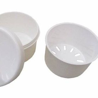 Zwei weiße Plastikbehälter mit Deckeln und Löchern in den Deckeln auf weißem Hintergrund.