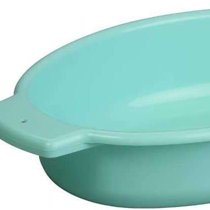Ein mintgrüner ovaler Kunststoffbehälter mit einem Griff auf einer Seite und einem kleinen Rand auf der anderen Seite.
