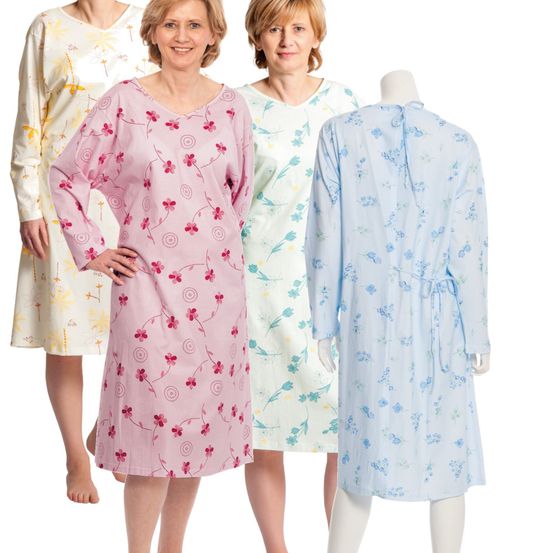 Fünf Frauen in unterschiedlichen Nachtkleidern mit Blumenmuster stehen zusammen. Die erste Frau trägt ein rosa Nachthemd, die zweite ein weißes und die dritte ein blaues. Ein Mannequin ist ebenfalls anwesend und trägt ein hellblaues Nachthemd.