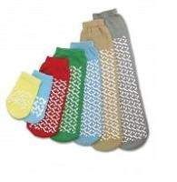 Eine Reihe von sechs Sockenpaaren in verschiedenen Farben und Mustern, auf weißem Hintergrund gezeigt.