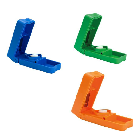 Ein Set aus vier verschiedenen farbigen Medikamenten-Organizern, die geöffnet sind und Fächer für Pillen zeigen. Die Organizer sind blau, grün, orange und pink.