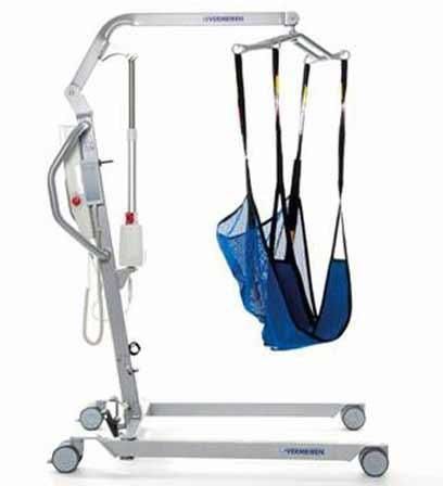 Ein medizinisches Hebegerät mit einem blauen Gurt wird auf weißem Hintergrund gezeigt. Es hat Räder, eine Metallstruktur und ein Bedienfeld. Der Gurt ist an einem Metallrahmen aufgehängt.