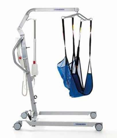 Ein medizinisches Hebegerät mit einem blauen Gurt wird auf weißem Hintergrund gezeigt. Es hat Räder, eine Metallstruktur und ein Bedienfeld. Der Gurt ist an einem Metallrahmen aufgehängt.