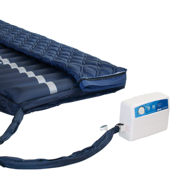 Ein blaues aufblasbares Matratzensystem mit einem angeschlossenen Steuergerät über einen Schlauch, konzipiert für die Beatmung von Patienten.