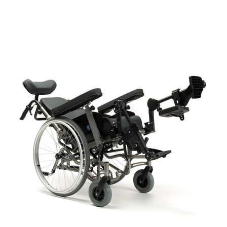 Ein schwarzer manueller Rollstuhl mit einer Reclining-Sitzfläche und verstellbaren Armlehnen, ausgestattet mit einem kleinen Metallständer und Rädern auf weißem Hintergrund.