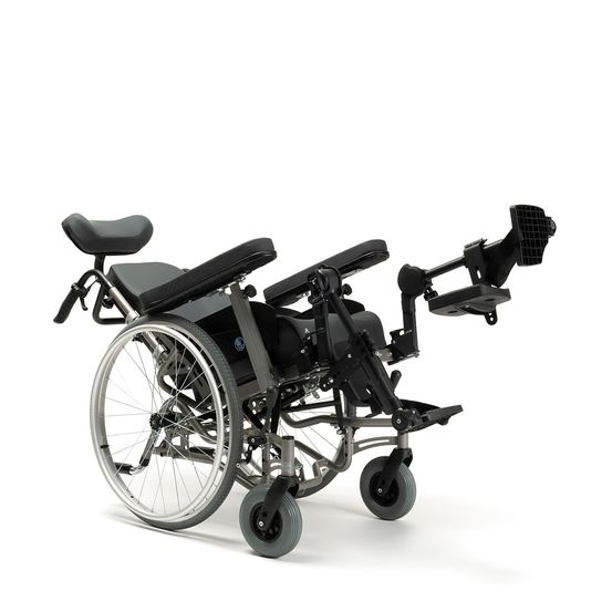 Ein schwarzer manueller Rollstuhl mit einer Reclining-Sitzfläche und verstellbaren Armlehnen, ausgestattet mit einem kleinen Metallständer und Rädern auf weißem Hintergrund.