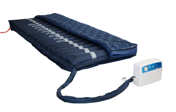 Ein blaues aufblasbares Matratzen mit einem roten Griff, angeschlossen an eine weiße Pumpe, auf einem weißen Hintergrund.