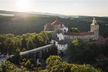 Bild enthält, Plant, Vegetation, Building, Castle, Fortress, Villa, Outdoors, Nature, Bridge, Woodland
