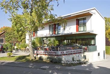 Bild enthält, Neighborhood, Restaurant, City, Building, Villa, Diner, Condo, Hotel, Urban, Street