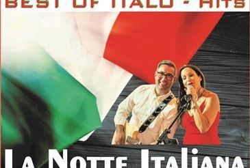 Albumcover für 'Best of Italo - Hits' mit einem Mann und einer Frau, die auf der Bühne mit einem Mikrofon singen, eine Gitarre halten und eine italienische Flagge im Hintergrund.