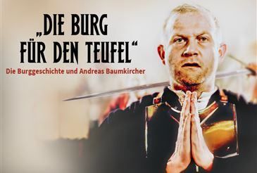 Poster eines historischen Dramas zeigt einen Mann, der betet, mit gefalteten Händen, einen Schwert haltend, in Rüstung gekleidet, und vor einem verschwommenen Hintergrund stehend. Der Titel lautet 'Die Burg für den Teufel'.