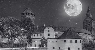 Ein voller Mond scheint hell über einer mittelalterlichen Burg auf einem Hügel, umgeben von Bäumen und Türmen, was eine dramatische und mystische Atmosphäre erzeugt.