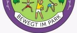 Das Bild zeigt ein kreisförmiges Logo mit den Texten '10-Jahres-Jubiläum' und 'Bewegt im Park'. Drei Personen machen Yoga-Posen im Park. Im Hintergrund sind Gebäude, Bäume und eine Bank zu sehen.