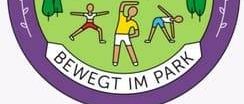 Ein kreisförmiges Logo mit einem Stadtpark und Menschen, die Yoga praktizieren. Der Text lautet '10-Jahres-Jubilaum Bewegung im Park'.