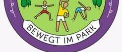 Ein kreisförmiges Logo für ein 10-jähriges Jubiläumsereignis, das Menschen beim Yoga in einem Park mit Gebäuden, Bäumen und einer Bank im Hintergrund zeigt. Der Text lautet '10-Jahres-Jubilaum bewegt im park'.