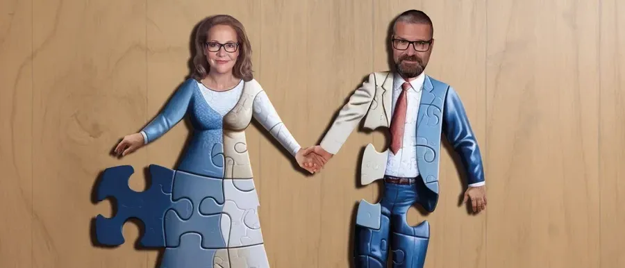 Ein Paar in blauen Anzügen aus Puzzleteilen, das auf einem hölzernen Hintergrund steht und sich an den Händen hält.