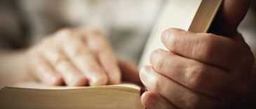 Bild enthält, Person, Reading, Smoke Pipe