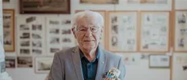 Bild enthält, Adult, Male, Man, Person, People, White Board, Glasses