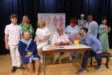 Bild enthält, People, Person, Crowd, Seminar, Adult, Female, Woman, Baby, Male, Man