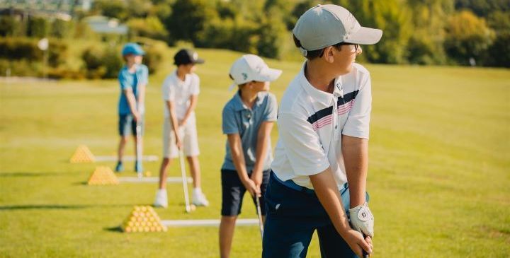 Bild enthält, Field, Nature, Outdoors, Golf, Golf Course, Person, Playing Golf, Boy, Child, Male